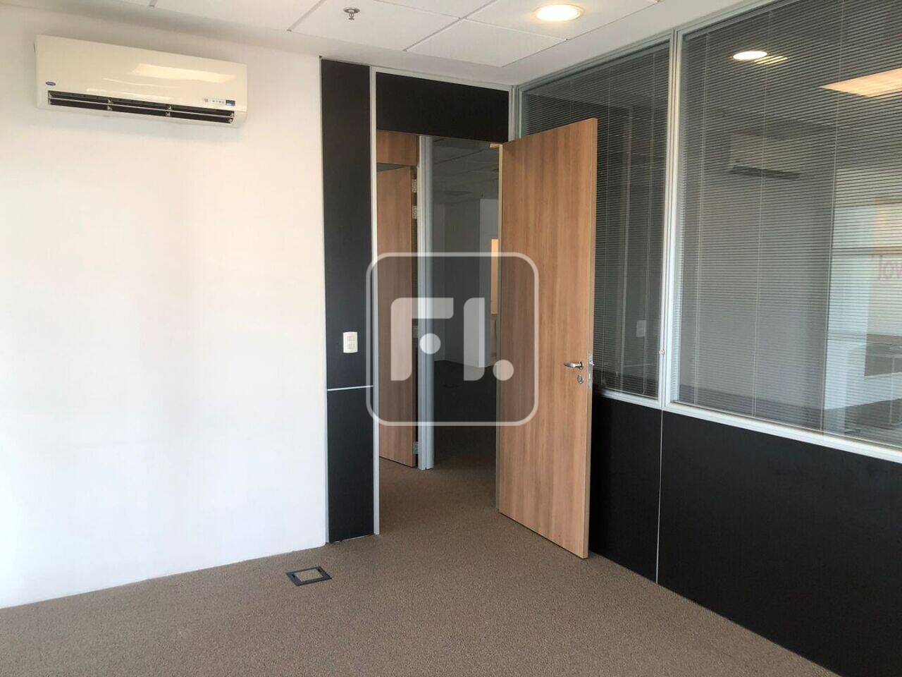 Conjunto comercial com 240m² no bairro do Brooklin para locação, com estrutura de piso elevado em carpete, teto em forro modular com luminárias embutidas, ar condicionado central, com direito a 6 vagas de garagem com manobristas. Edifício com elevadores, segurança e portaria 24 horas, recepção com controle de acesso e identificação por foto e documento, catracas eletrônicas, sistema de combate a incêndio com detector de fumaça e sensor de calor, sistema CFTV e estacionamento rotativo para visitantes. O edifício possui gerador de energia e um café do térreo. Localizado no bairro do Brooklin, um dos mais importantes polos corporativos de São Paulo. Próximo à estação de metrô e CPTM, shoppings e restaurantes. Agende uma visita. FL BROKERS.
Marcadores: