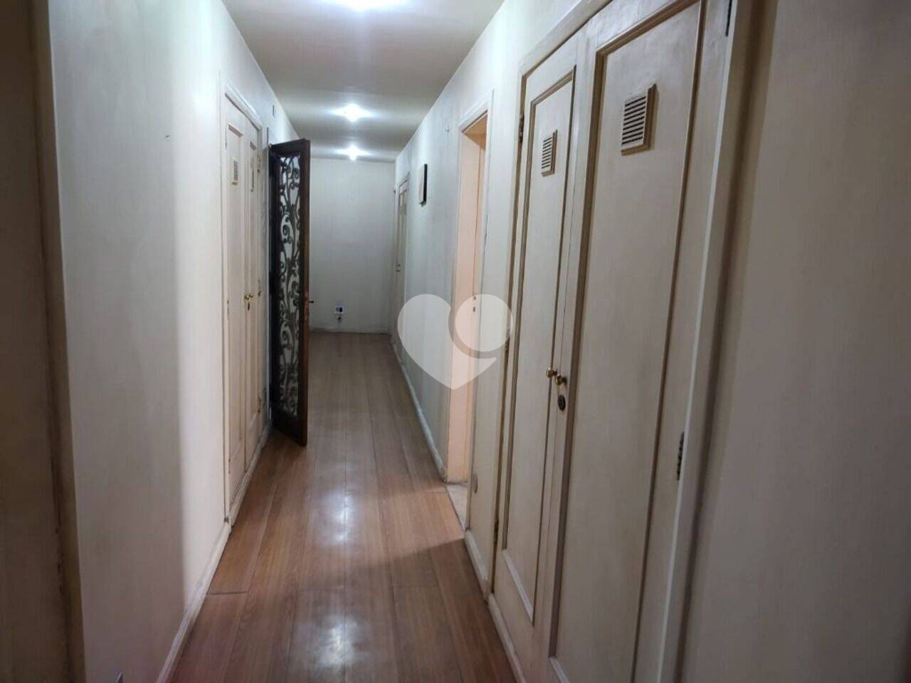 Lopes Enjoy Imóveis Vende! ! ! Rua Paula Freitas - AP87392

Apartamento com 4 quartos à venda, 303 m² / Copacabana - Rio de Janeiro/RJ
Apartamento frente com 303 m², alto luxo, local nobre quadra da praia, localização privilegiada, composto por: hall de entrada com elevador privativo, jardim de inverno / varanda com vista mar, salão amplo com vários ambientes, sala de jantar, lavabo, 4 quartos sendo 1 suíte, banheiro social, copa cozinha, área de serviço, 2 dependências de empregada, 1 vaga de garagem na escritura.
Prédio imponente. Portaria 24 horas. Agende sua visita. Avaliamos.