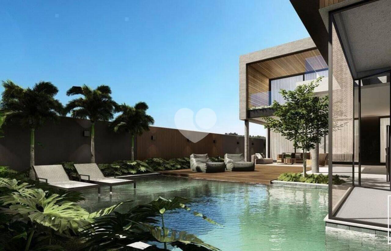 Casa Triplex recém construída com 5 suítes no Condomínio Alphaville. Barra da Tijuca/RJ.