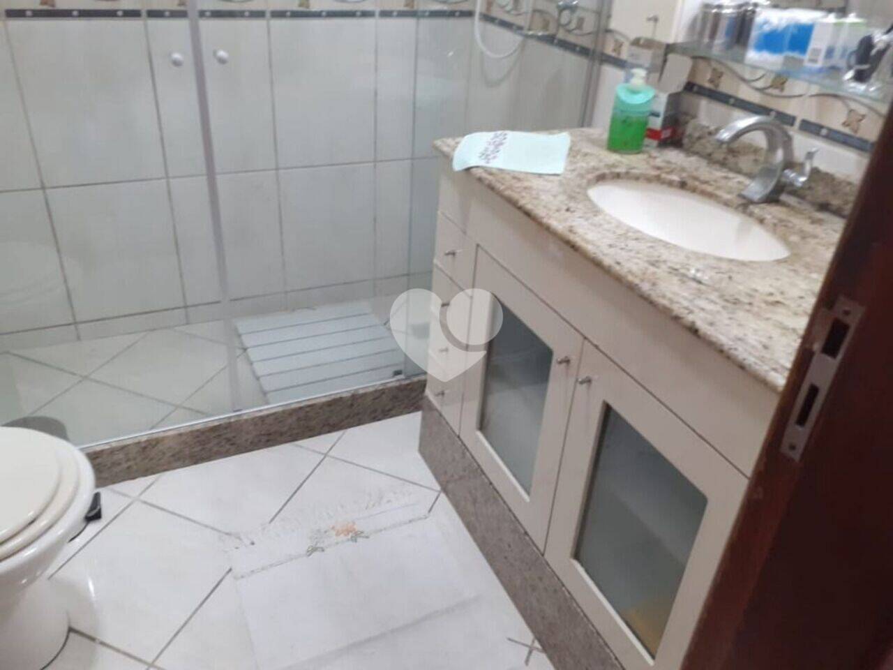 Vila Isabel-  Rio De Janeiro.
Apartamento tipo casa, frente , sem condomínio, próximo a 28 de setembro, perto a todo comércio, Bancos. Composto de 03 dormitórios  com armários embutidos, todo em porcelanato, copa-cozinha, lavanderia 02 áreas externas todo reformado. Aceita financiamento e FGTS.