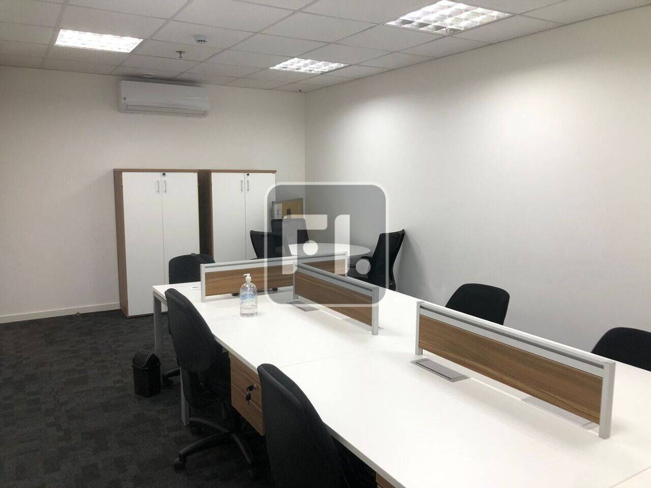 Conjunto comercial mobiliado com 200m² na Chácara Santo Antônio para venda e locação com estrutura de piso elevado laminado e carpete e parte em tons de madeira, forro modular, luminárias, 1 banheiro, copa, estrutura pronta, ar condicionado, com direito a 4 vagas de garagem com manobristas. Edifício de alto padrão com elevadores, segurança e portaria 24 horas, recepção com controle de acesso e identificação por foto e documento, catracas eletrônicas, sistema de combate a incêndio com detector de fumaça e sensor de calor, CFTV e estacionamento rotativo para visitantes. Localizado no bairro da Chácara Santo Antônio, um dos mais importantes polos corporativos de São Paulo. Próximo a estação de metrô e CPTM, shoppings e restaurantes. Agende uma visita. FL BROKERS.