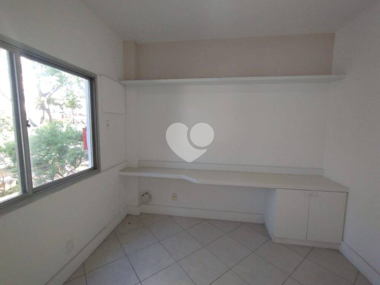 Apartamento Pronto para Morar com 2 Quartos e Varanda - 10 min a pé do Metrô Maracanã.
Quartos: 2 Quartos
Sala: Sala espaçosa
Varanda: Varanda frontal,
Cozinha: Aconchegante
Vaga de Garagem: 1 Vaga
Este apartamento é ideal para quem procura um imóvel pronto para morar, com ambientes amplos e uma localização privilegiada, próximo a transporte público e diversas comodidades