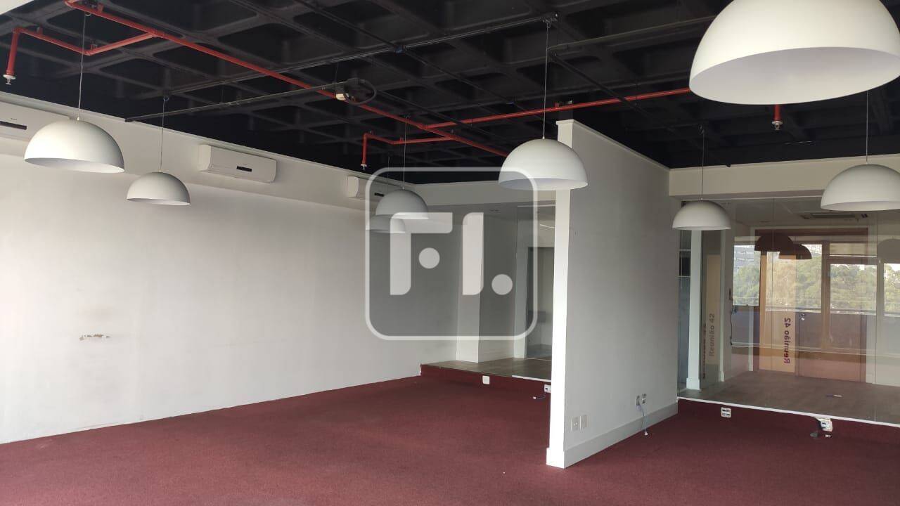 Conjunto comercial 247 m², sala de reunião, copa, recepção, ar condicionado instalado, piso elevado, forro aparente e luminárias, 4 banheiros, 6 vagas de garagem, Infraestrutura predial de 14 andares, catraca eletrônica para veículos e pessoas, recepção 24h com segurança CFTV. Estrutura predial com recepção 24h, serviços de cafeteria, centro de convenções com business center, salas de reuniões, estacionamento para condôminos e visitantes, catraca eletrônica para veículos e pessoas. Localizado no bairro do Brooklin | Berrini, ao lado da estação Berrini da CPTM. Localizado em um dos principais centros comerciais de São Paulo ao lado do Shopping D&D Nações Unidas e World Trade Center e a ponta Estaiada -- Fernandes Lucena Brokers.