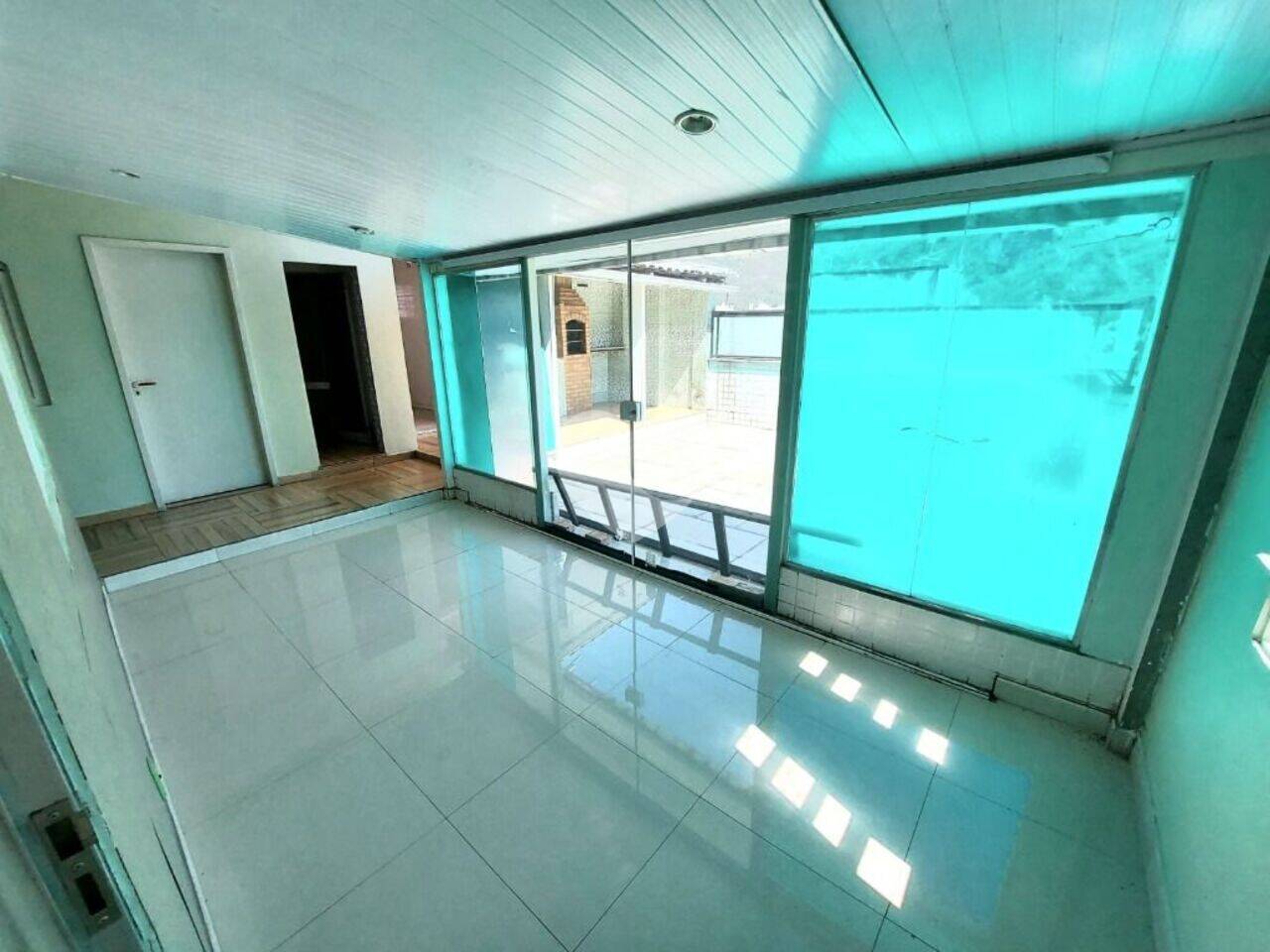 Lopes Enjoy vende: Excelente cobertura Duplex de frente, composta no primeiro piso sala com varandão, 2 quartos sendo um com suite e closet, copa cozinha, dependência com suite.  Ar condicionado split instalado nos ambientes, piso da sala em tabua corrida, madeira ipé tabaco, degraus da escada de acesso ao segundo andar piso em madeira peroba rosa,
O segundo andar e composto de sala, 2 quartos sendo 1 com suite, lavanderia, churrasqueira, terraço. Possui uma vaga de garagem escriturada e possibilidade  de alugar mais uma vaga.
Portaria 24 h com câmeras e salão de festas.