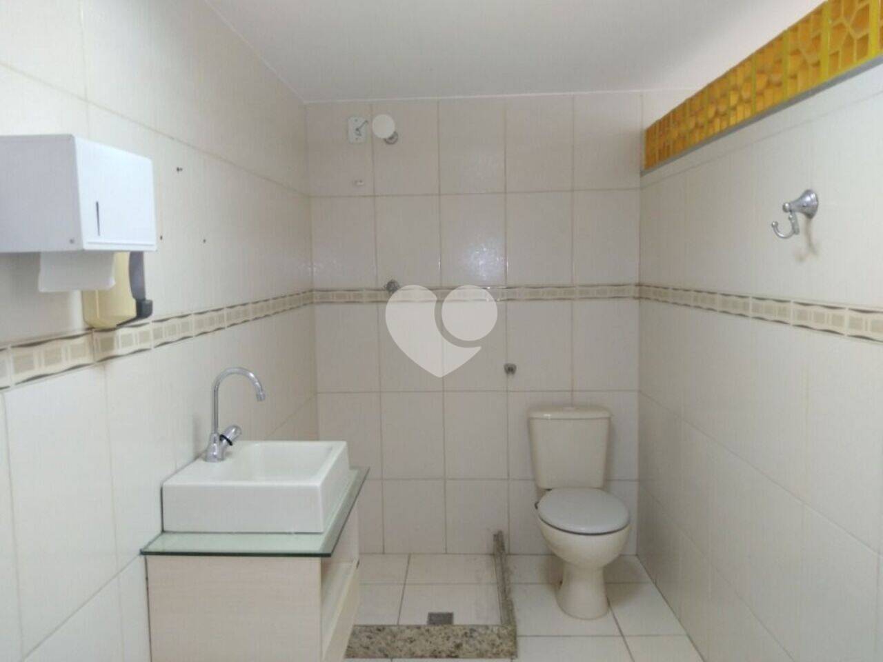 Casa triplex sendo no primeiro piso 2 garagens , 1 banheiro de serviço e 1 sótao. Já no segundo piso 3 salões banheiro social , e cozinha todo reformado.  No 3o. piso salão todo em porcelanato , banheiro e cozinha. Imóvel adaptado para fins comerciais mas podendo ser facilmente adptado para residência. No bom da Conêgo Tobias atras do Shopping do Meier próximo a rua Claudina e Pizzaria Parmê.